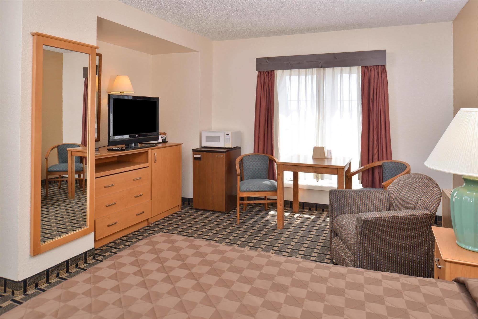 Americas Best Value Inn And Suites St. Cloud Exterior photo